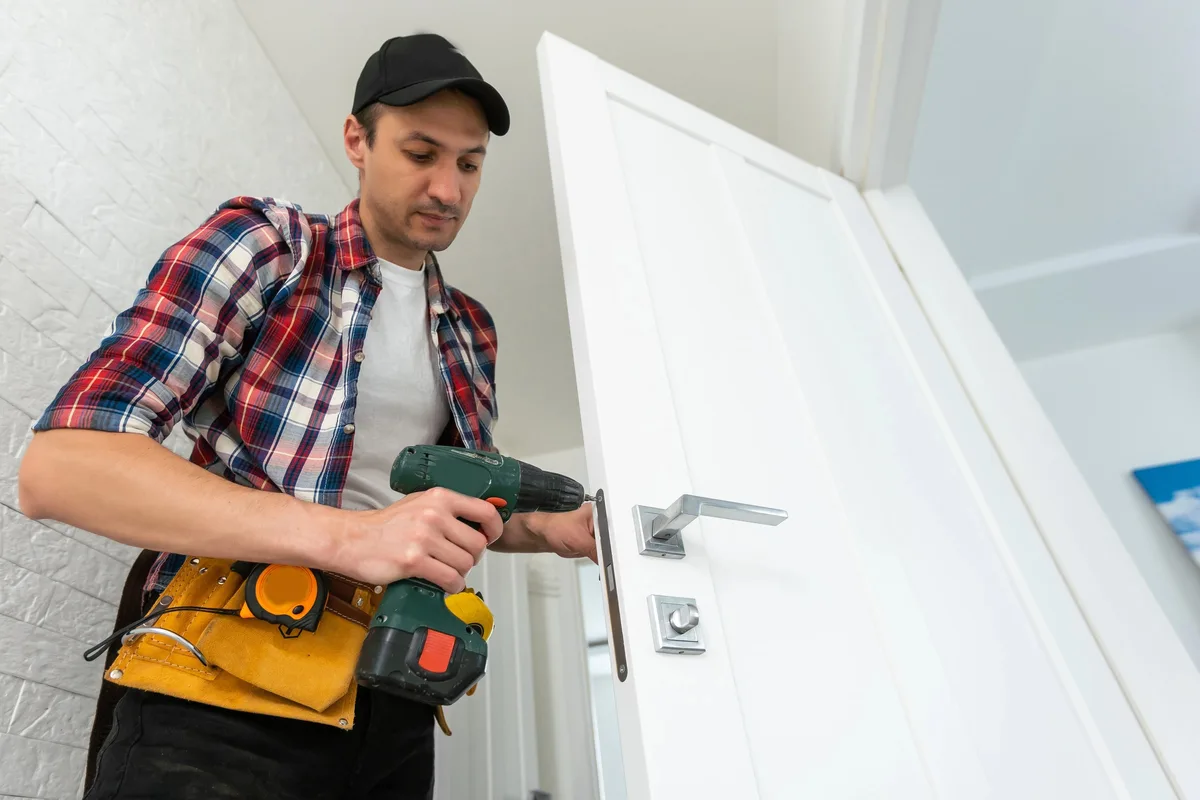 Serrurier professionnel en intervention — AAS Serrurier, Versailles (78)